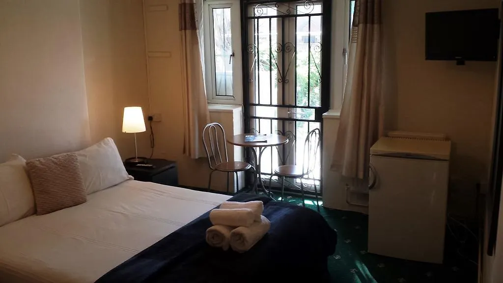 Whitechapel Rooms Hostel